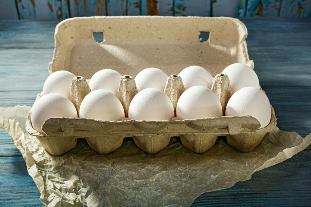 Packing of white eggs